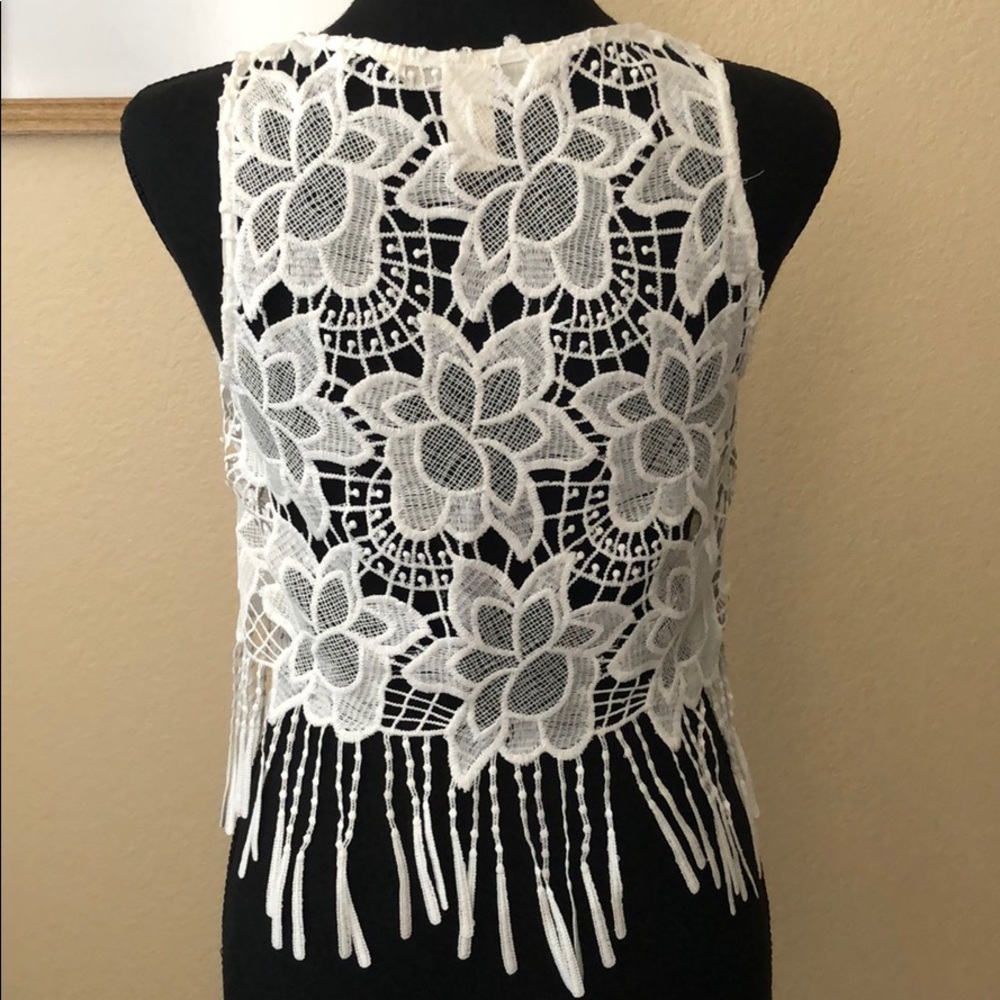Detailed Cropped Top - Picture 3 of 3